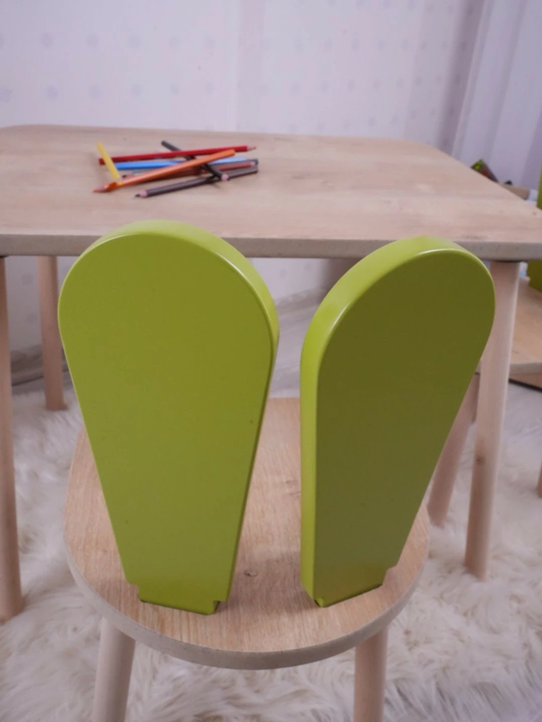 Set tavoline për fëmijë Hanah Home, me dy karrige lepurusha, ngjyrë jeshile fëstëku dhe kafe