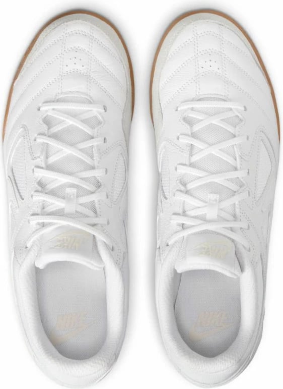 Atlete futbolli Nike, të bardha