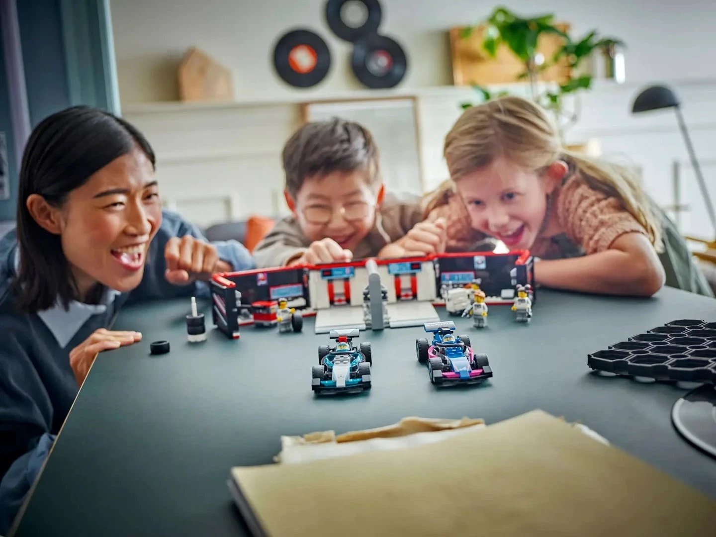 Set LEGO City 60444, Garazh F1 & Vetura Mercedes-AMG & Alpine