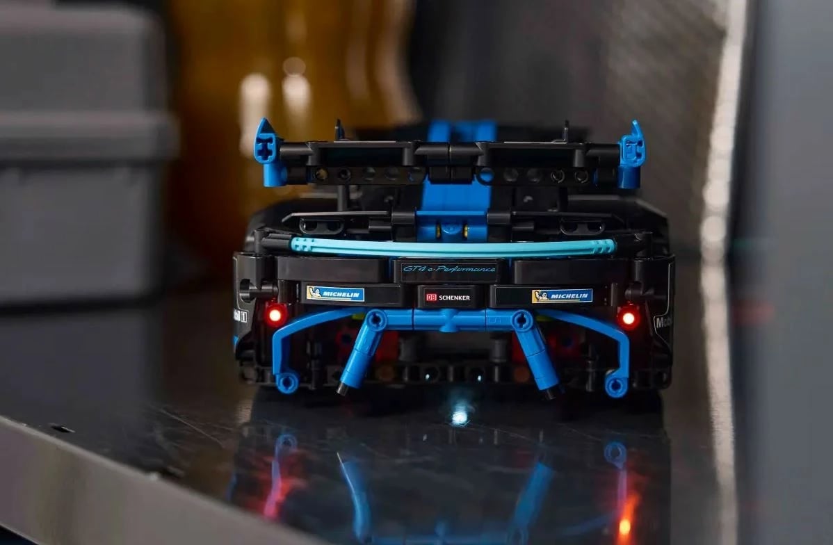 Set ndërtimi LEGO Technic Porsche GT4 e-Performance Racing Car 42176, 834 pjesë, i zi/blu