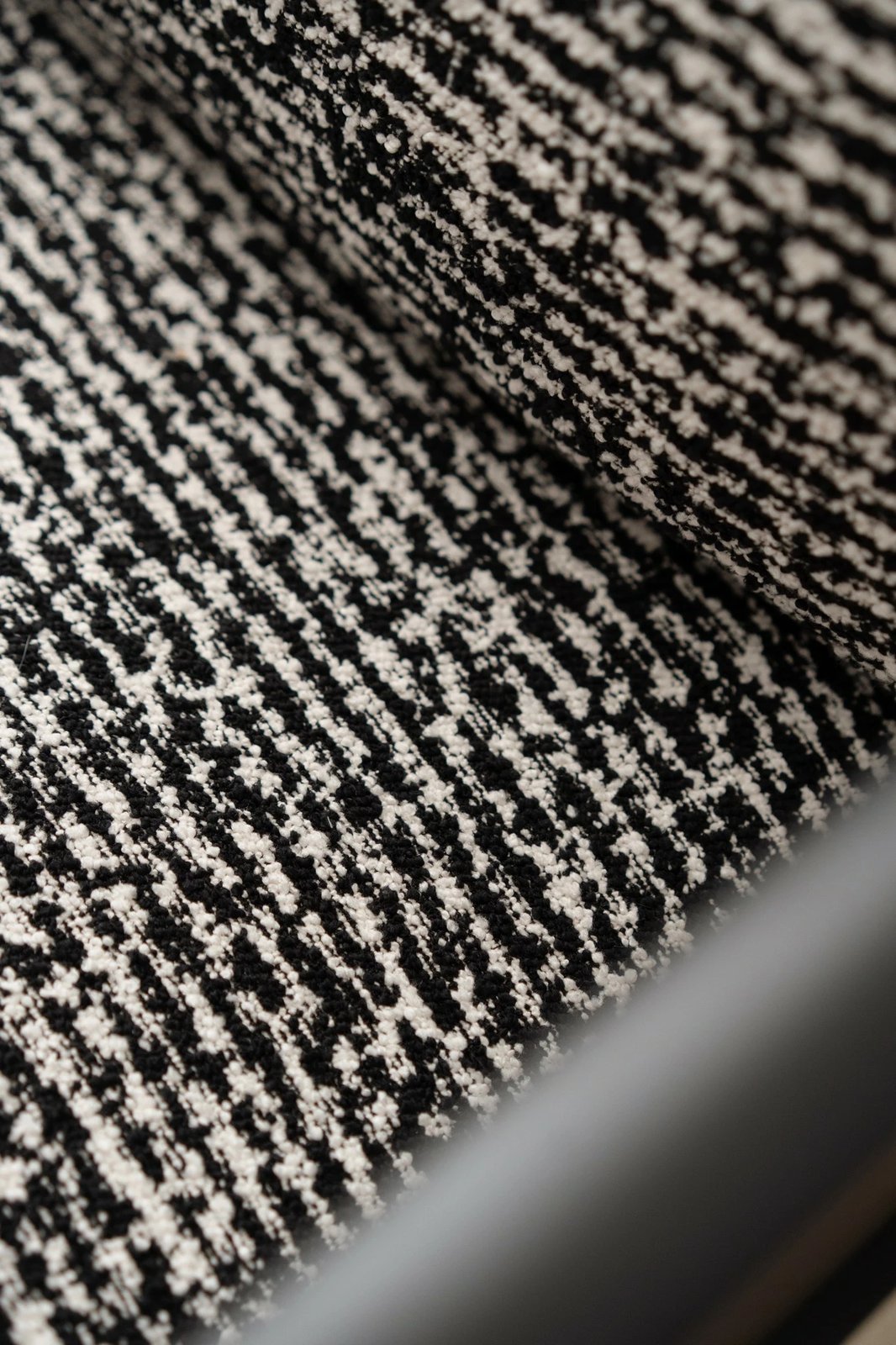 Karrige krahu Atelier del Sofa, Luma, e zezë dhe e bardhë, v1