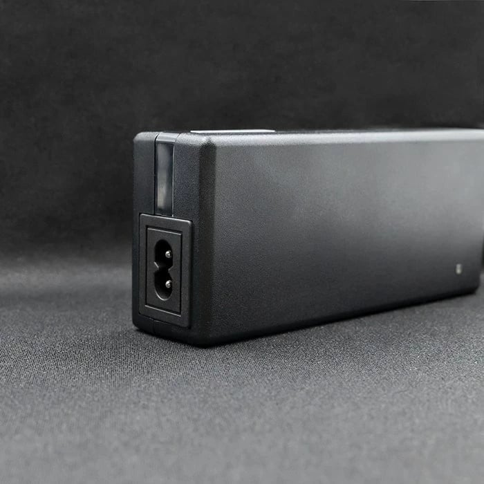 Karikues Qoltec 50761 për bateri e-bike, 42V, 2A, Zi