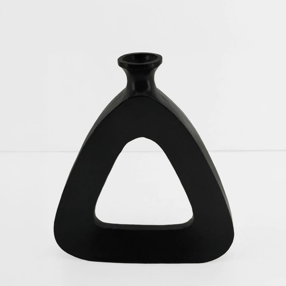 Vazo trekëndëshe abstrakte, alumin, e zezë, 27x5x32cm Vazo trekëndëshe abstrakte, alumin, e zezë, 27x5x32cm