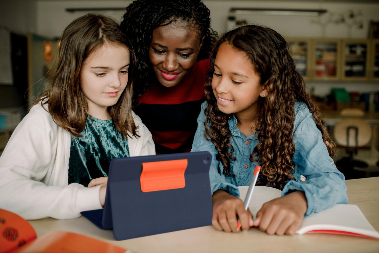 Mbështjellës tastierë Logitech Rugged Combo 3, për iPad (7, 8, 9 gjeneratë), QWERTZ, ngjyrë kaltër