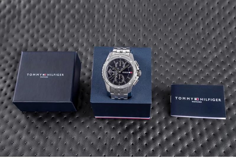 Orë dore për meshkuj Tommy Hilfiger, e zezë