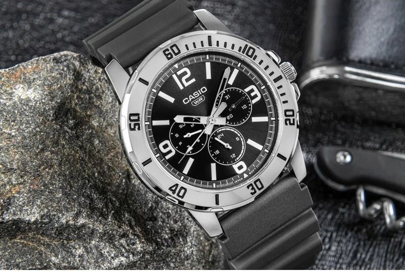 Orë dore për meshkuj CASIO, e zezë