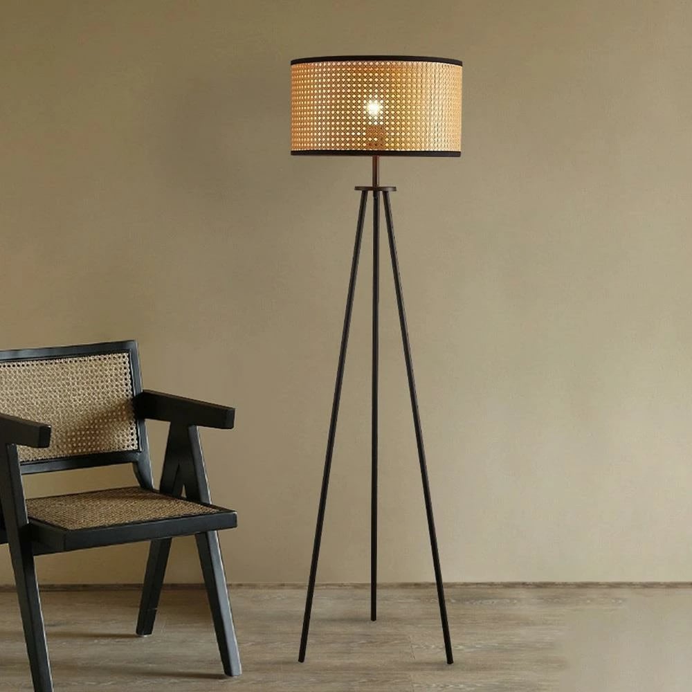 Llambë dyshemeje NEXT Rattan me bazë druri H145xØ45cm