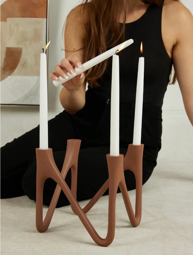 Mbajtëse qirinjsh Formas, alumin, ngjyrë terrakote, 22x22x21cm