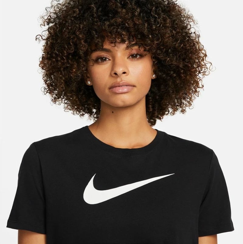 Maicë Nike për femra, e zezë