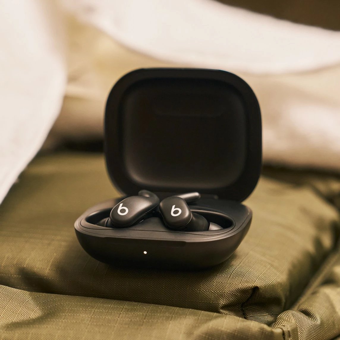 Kufje pa tela në vesh sportive, Apple Powerbeats Fit ME2J4EE/A, ANC, Bluetooth H1, IPX4, 7h/30h me kuti, USB‑C, e zezë