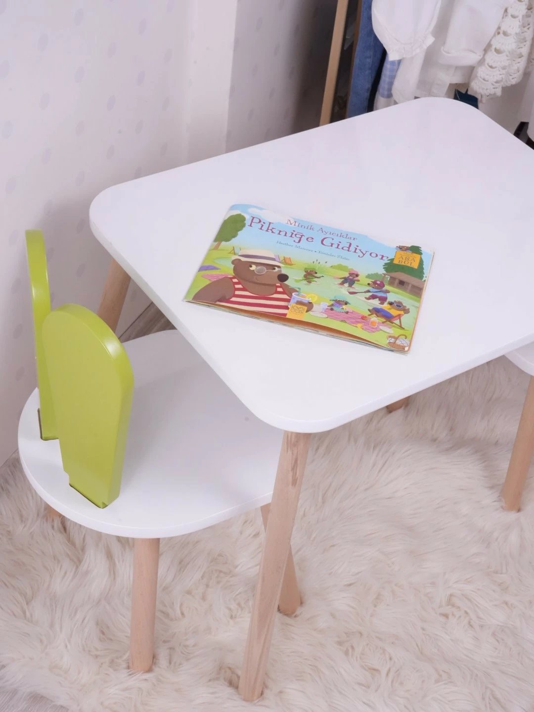 Set tavoline për fëmijë Hanah Home, një karrige Bunny, ngjyrë jeshile fëstëku dhe e bardhë