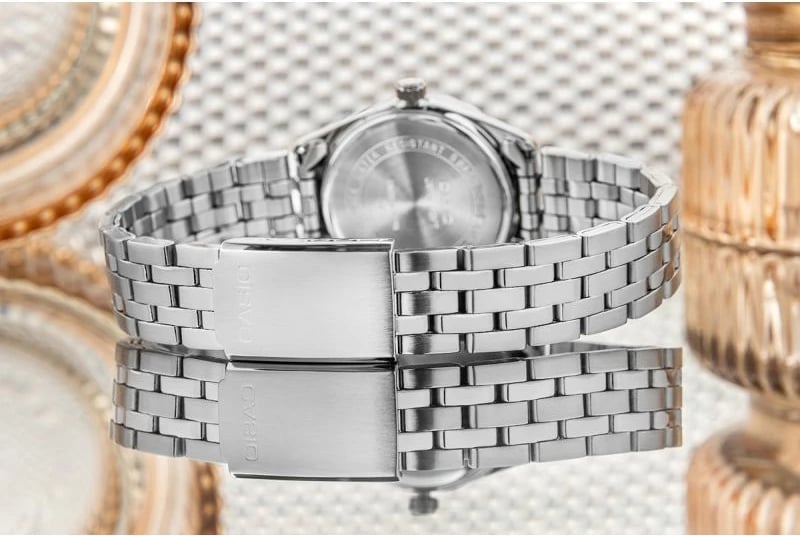 Orë dore për femra CASIO, argjend