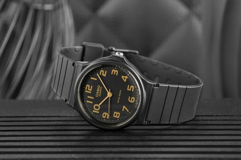 Orë dore Casio MQ-24-1B2LDF, e zezë, me kuti