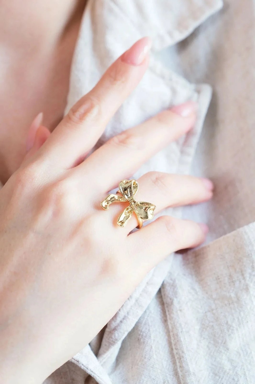 Unazë prej bronzi, ngjyrë ari, me gur zirkoni, Jumeon, një madhësi