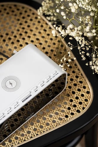 Orë alarmi me radio dhe karikues pa tel, Adler AD 1192, Bluetooth 5.0, FM, altoparlant stereo 5W, USB 1A, jo‑Qi, e bardhë