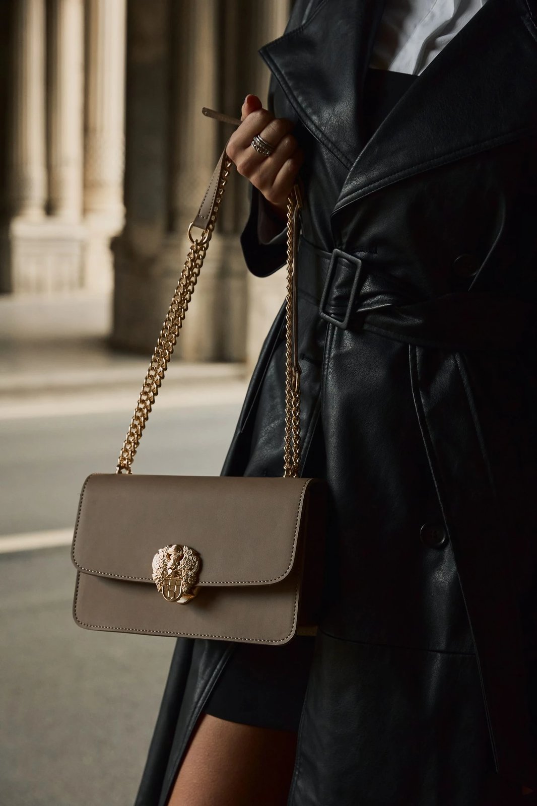 Çantë krahu Vince Camuto, ngjyrë mink, Amore