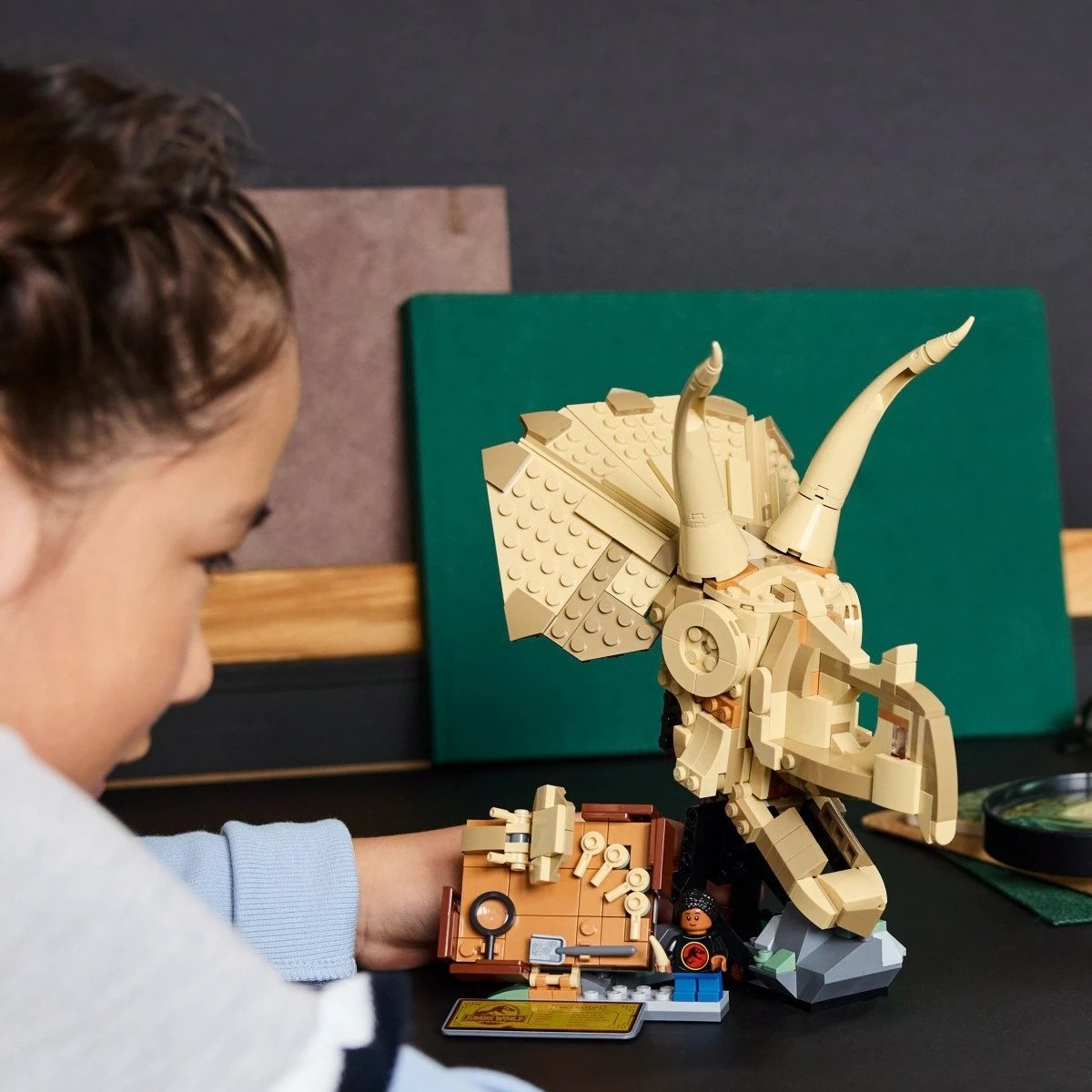Set ndërtimi LEGO Jurassic World 76969, Dinosaur Skeletons: Triceratops Skull, 468 pjesë