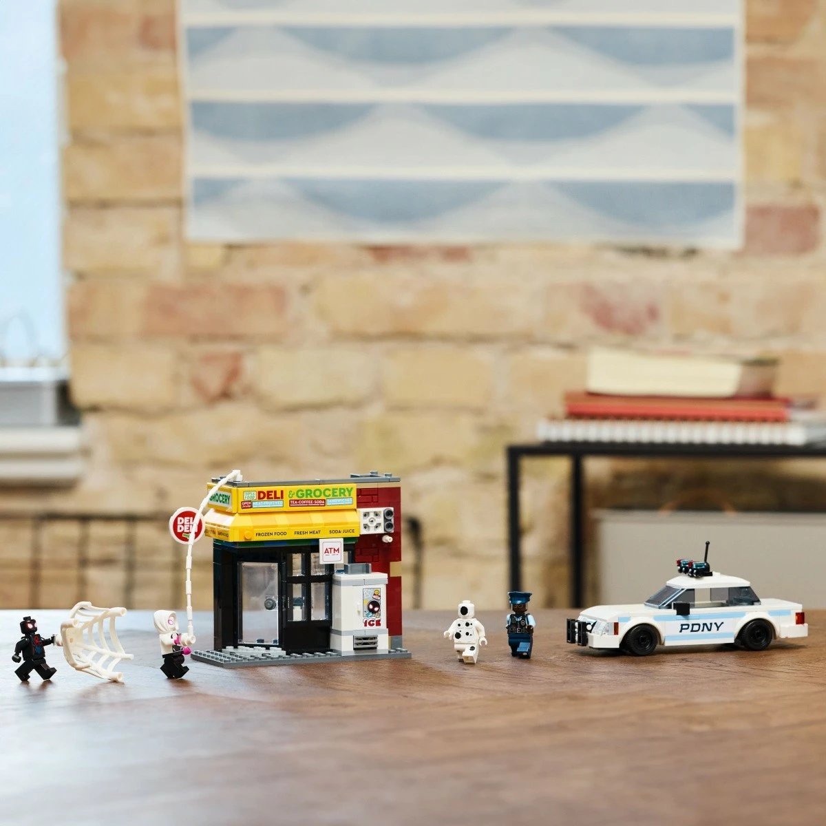 Set LEGO Marvel Super Heroes 76311 Miles Morales vs Spot, 375 pjesë