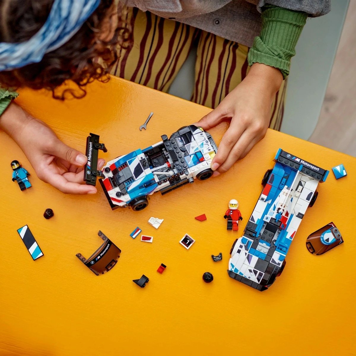 Set ndërtimi LEGO Speed Champions, BMW M4 GT3 & BMW M Hybrid V8, 676 pjesë