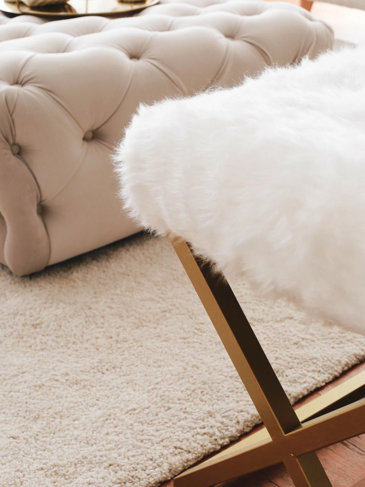 Bankë Atelier del Sofa, pelush Capraz, ngjyrë ari dhe e bardhë