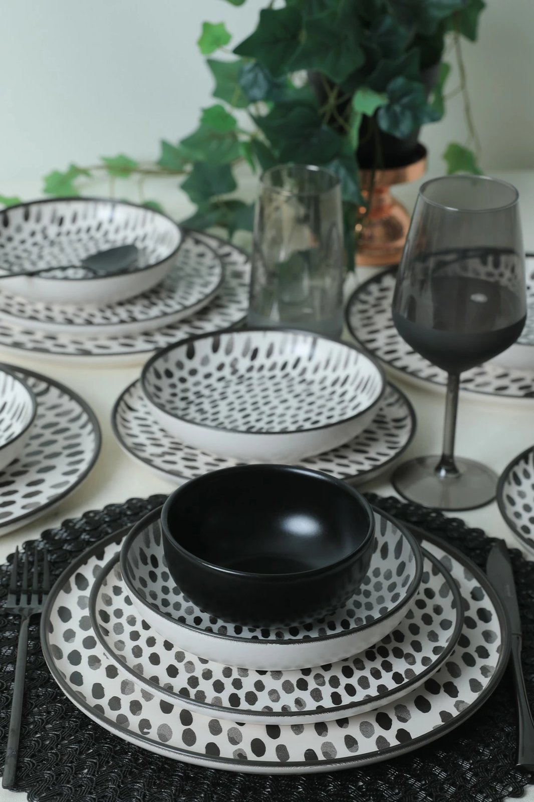 Set enësh për drekë, qeramikë, 24 copë, Hermia Concept, ngjyrë e zezë dhe e bardhë