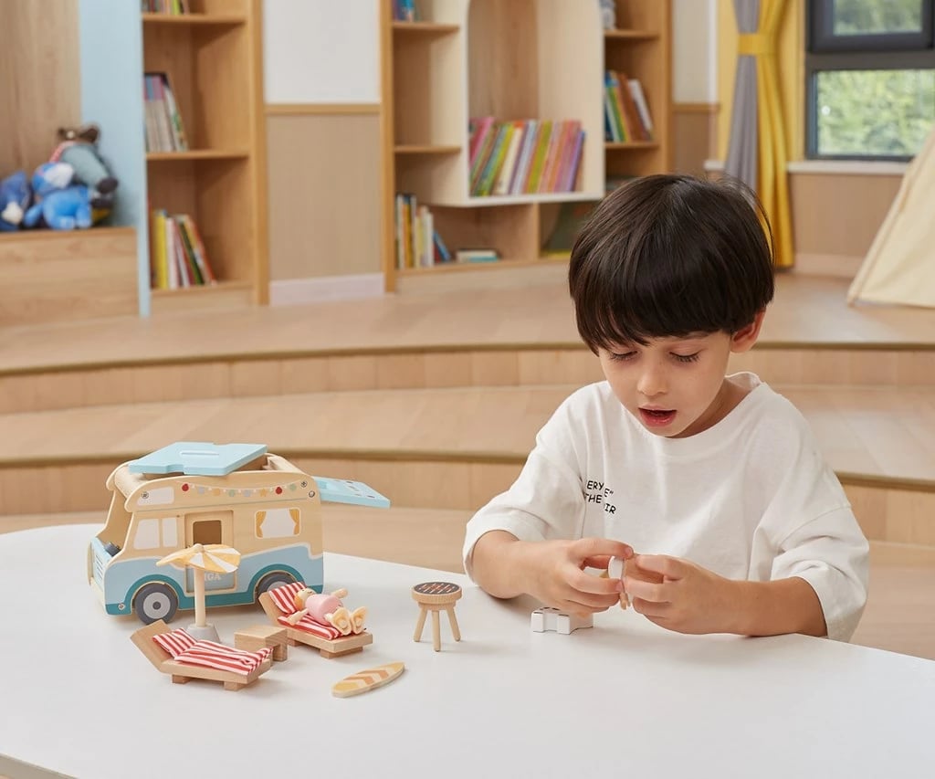 Kamper prej druri, Viga, Wooden Camper, me 2 figurina dhe aksesorë, 19 x 15 x 11.8 cm, për moshat 3+, shumëngjyrësh