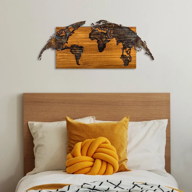 Dekor muri hartë bote, dru pishe natyral, metal i zi, 83x3x38cm