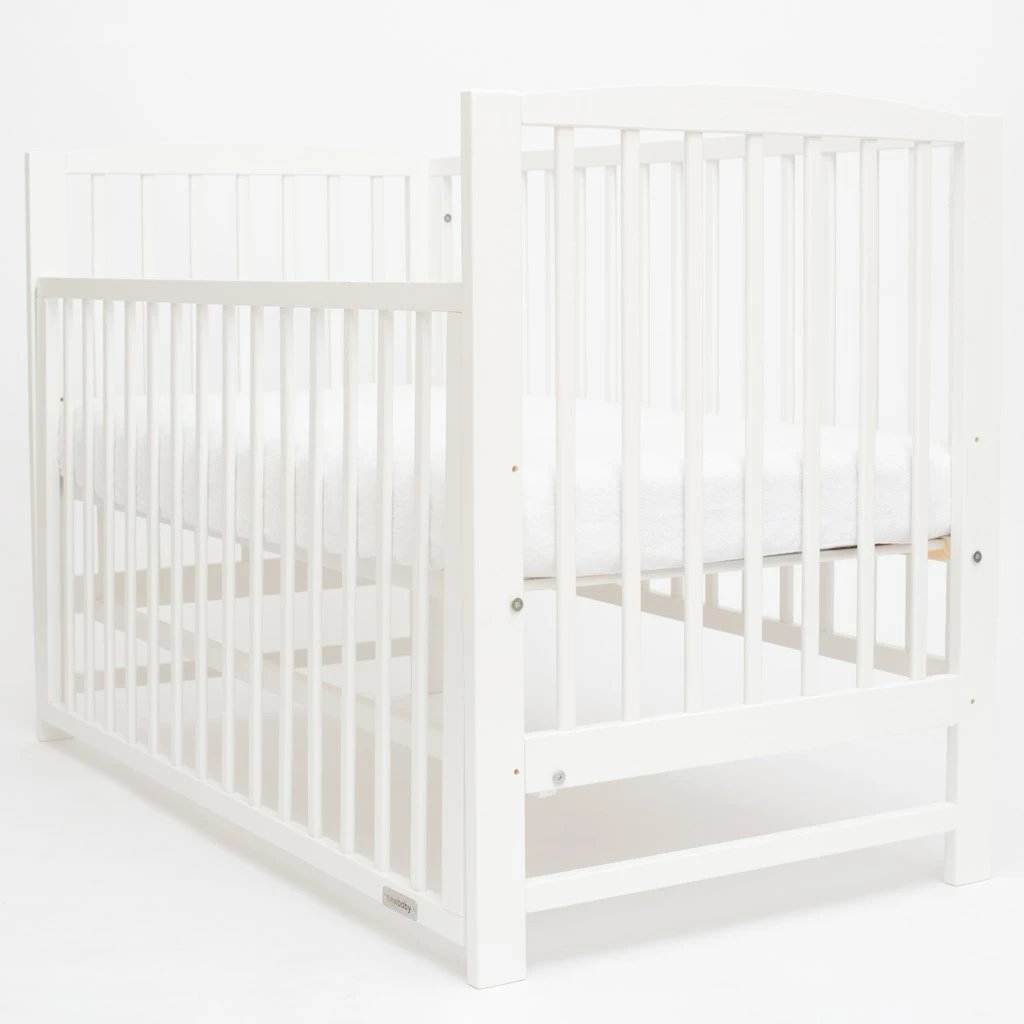 krevat bebe New Baby LILLY 120x60 cm me anësore që ulet me një dorë, 3 nivele të dyshemesë, dru pishe, i bardhë