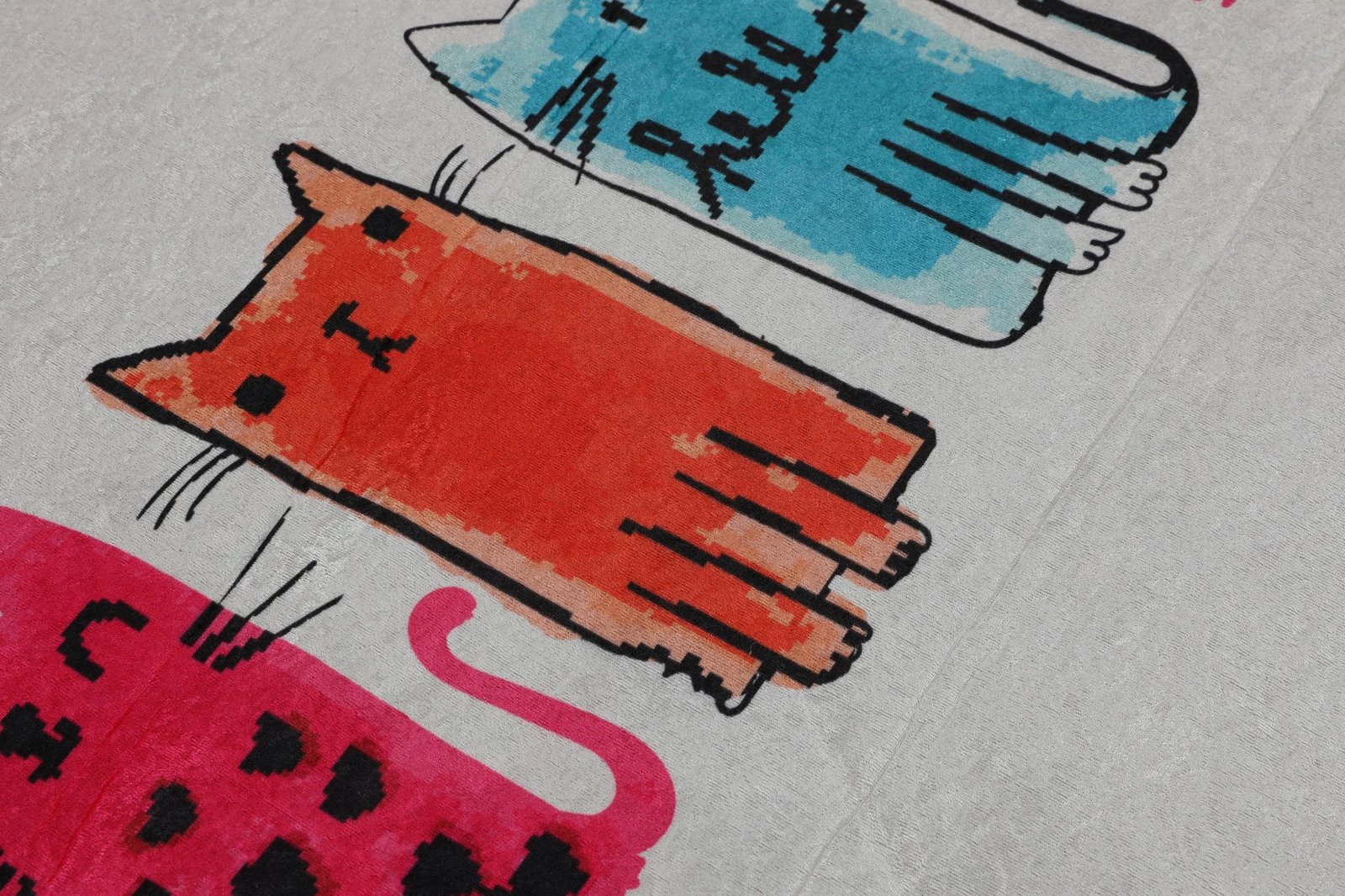 Tapet për banjo Mijölnir, dizajn me mace të vogla, shumëngjyrësh, 100cm