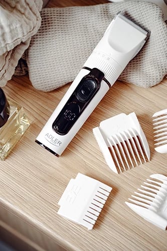 Makinë qethëse Adler AD 2839, LCD, IPX6, bateri 2000mAh, karikim USB-C, me krehëra 3–18 mm, e bardhë Makinë qethëse Adler AD 2839, LCD, IPX6, bateri 2000mAh, karikim USB-C, me krehëra 3–18 mm, e bardhë