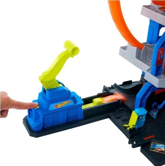 Set garazh lodër Hot Wheels City Mega Garage Gigaploop me helikopter dhe makinë, shumëngjyrësh