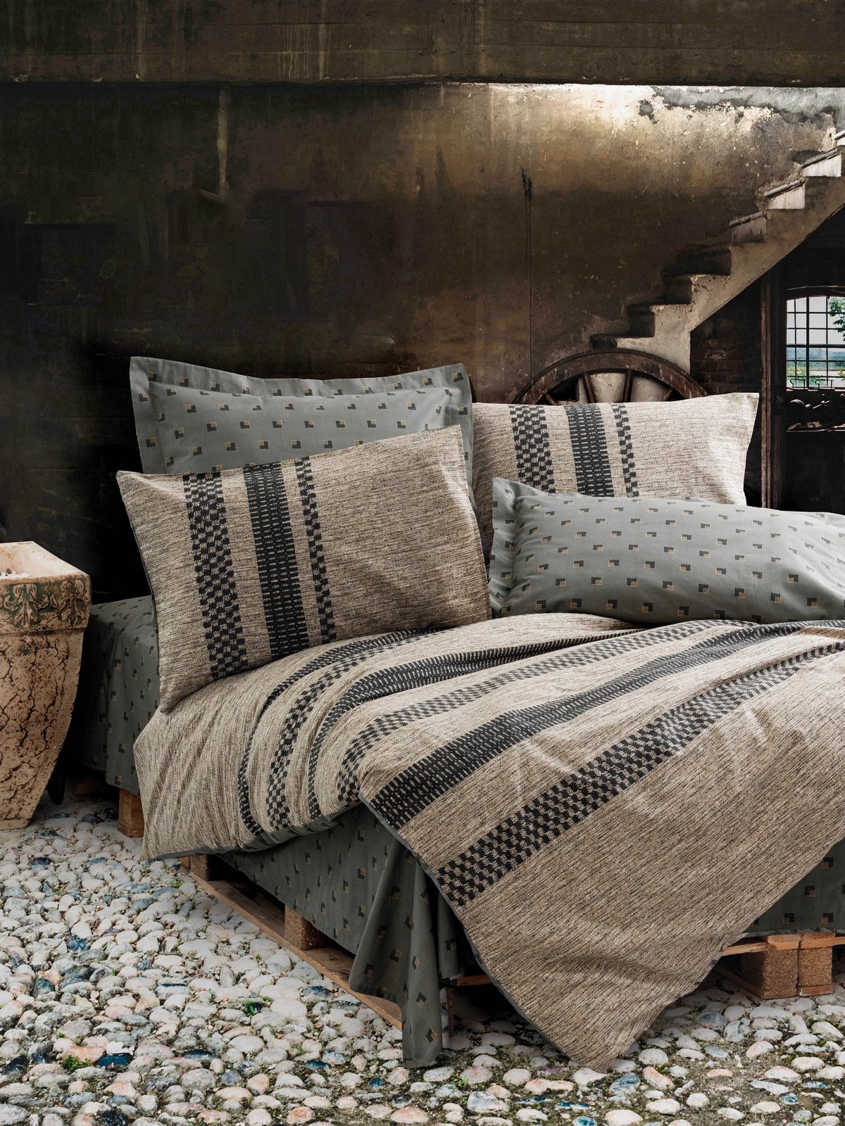 Set mbulesë për jorgan King Ranforce, Arlo, ngjyrë kafe, gri, e zezë Set mbulesë për jorgan King Ranforce, Arlo, ngjyrë kafe, gri, e zezë