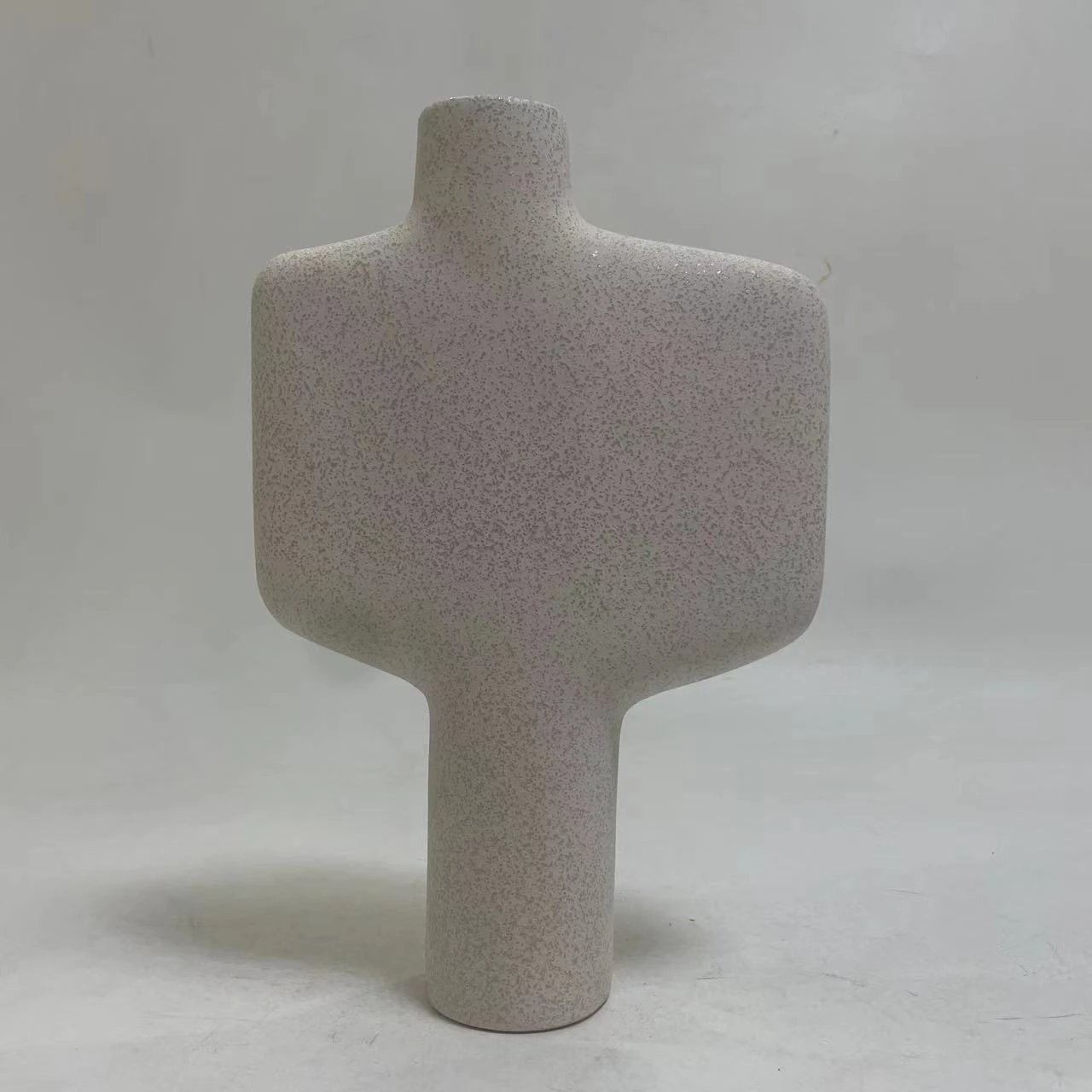 Dekor tavoline prej qeramike, seri ARKEN, FH4622.01, ngjyrë e bardhë e zbehtë me kristalizim, 22x8x34.5H cm