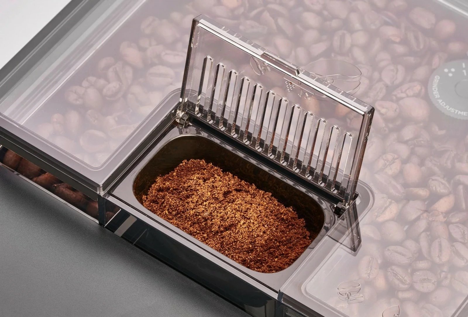 Aparat espresso, Amica Elegance CM 7011, 15 bar, 1725 W, mulli çeliku 5 nivele, depozitë ujit 1.8 L, depozitë kafeje 250 g, sistem qumështi, i zi