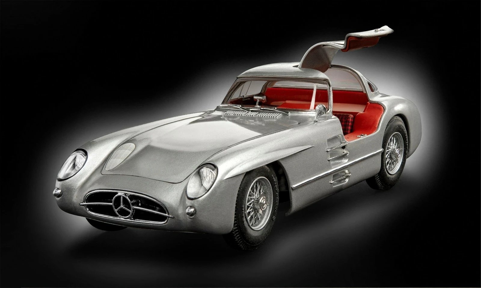 Set modelimi makine Revell Mercedes-Benz 300 SLR Uhlenhaut Coupé, 1:24, 124 pjesë, argjendtë