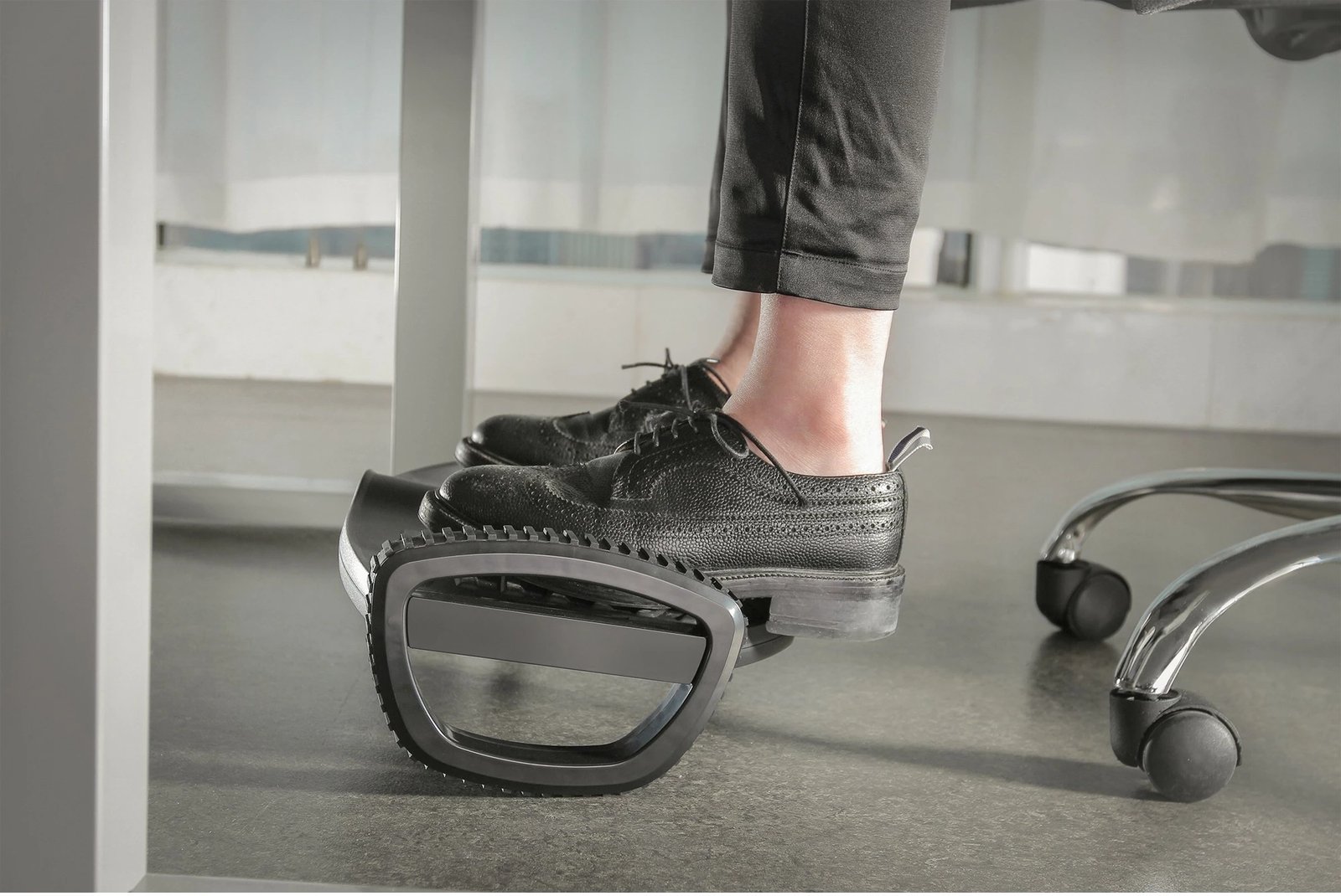 Mbështetëse këmbësh Digitus, ergonomike, me funksion lëkundjeje, e zezë