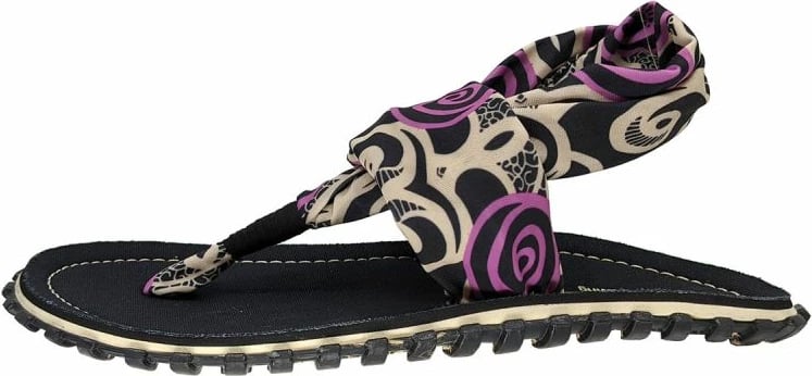 Papuqe për femra Gumbies, të zeza