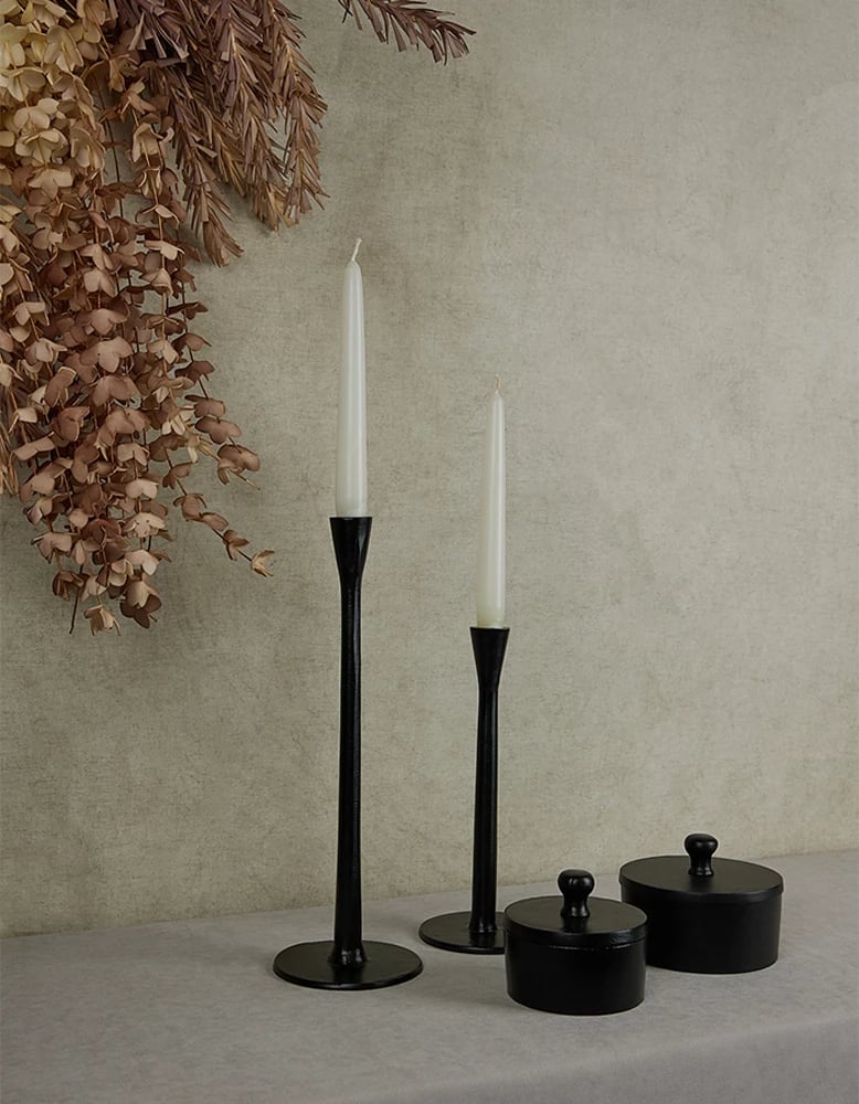 Mbajtës qirinjsh LYSE, alumin i zi, 13x13x48 cm Mbajtës qirinjsh LYSE, alumin i zi, 13x13x48 cm