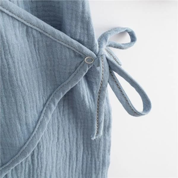 Kombinezon bebe muslin, New Baby, 100% pambuk, me mëngë të gjata, mbyllje anësore me lidhëse dhe kopsa, madhësia 86 (12–18m), blu