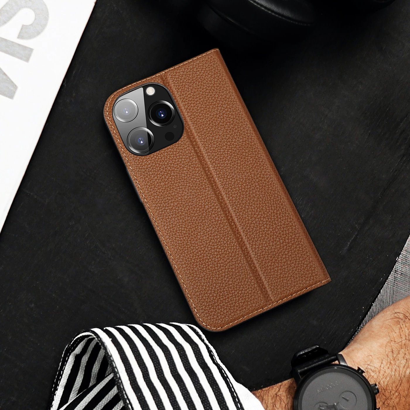 Mbështjellës Dux Ducis Skin X2 për iPhone 14 Pro Max, me kapak magnetik, kafe Mbështjellës Dux Ducis Skin X2 për iPhone 14 Pro Max, me kapak magnetik, kafe