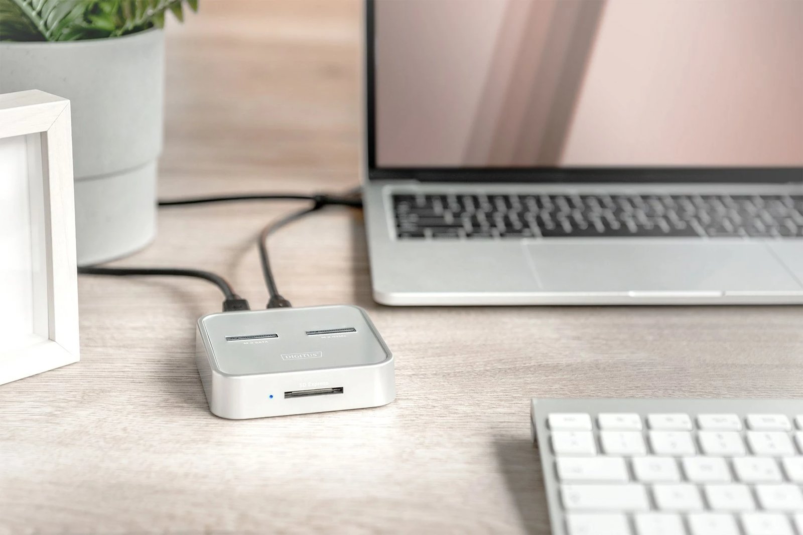 Stacion docking DIGITUS DA-71546 për M.2 NVMe + M.2 SATA SSD me lexues SD Express, USB-C, argjendtë