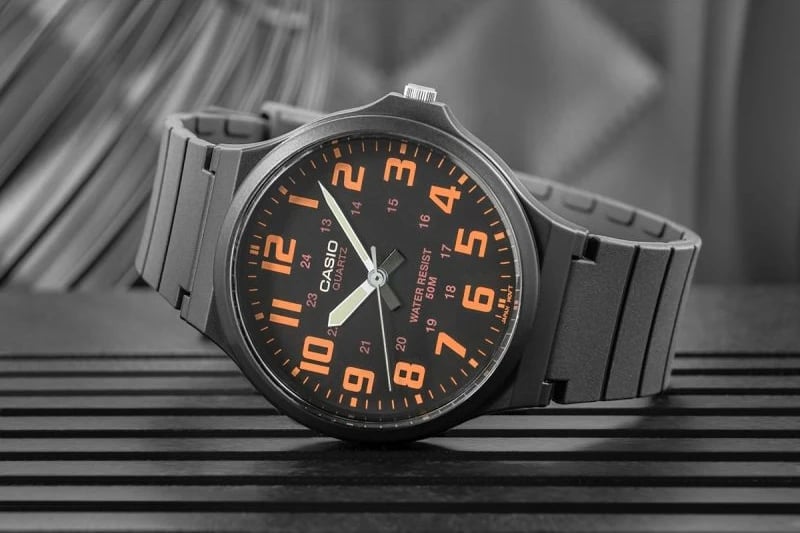 Orë dore për meshkuj Casio, e zezë