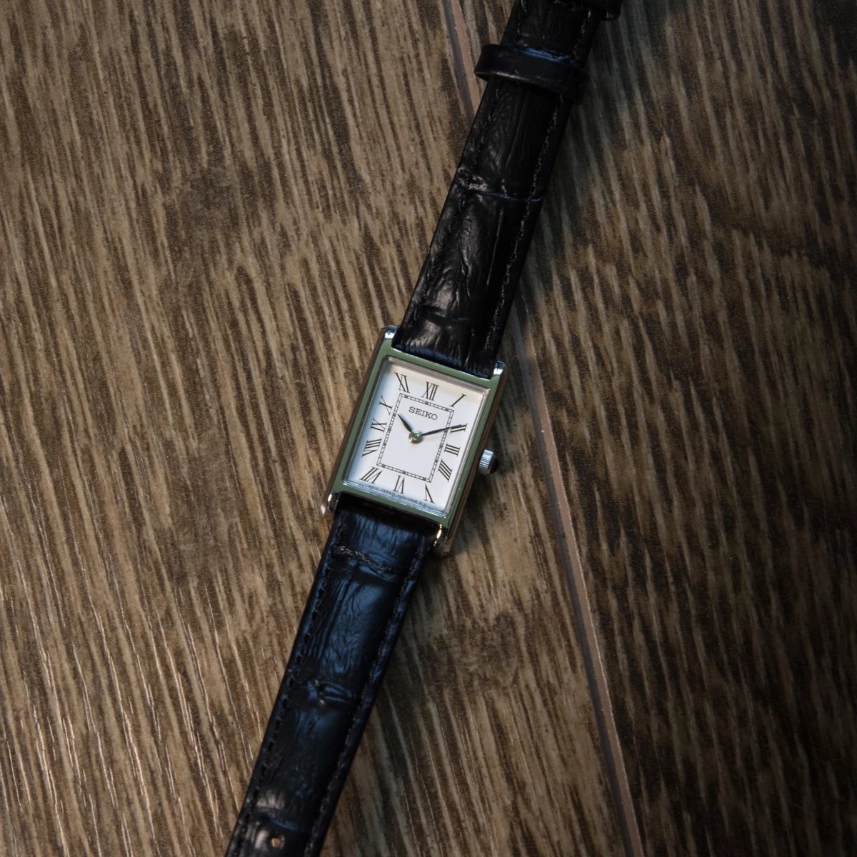 Orë dore SEIKO SWR053P1 për femra, të zezë