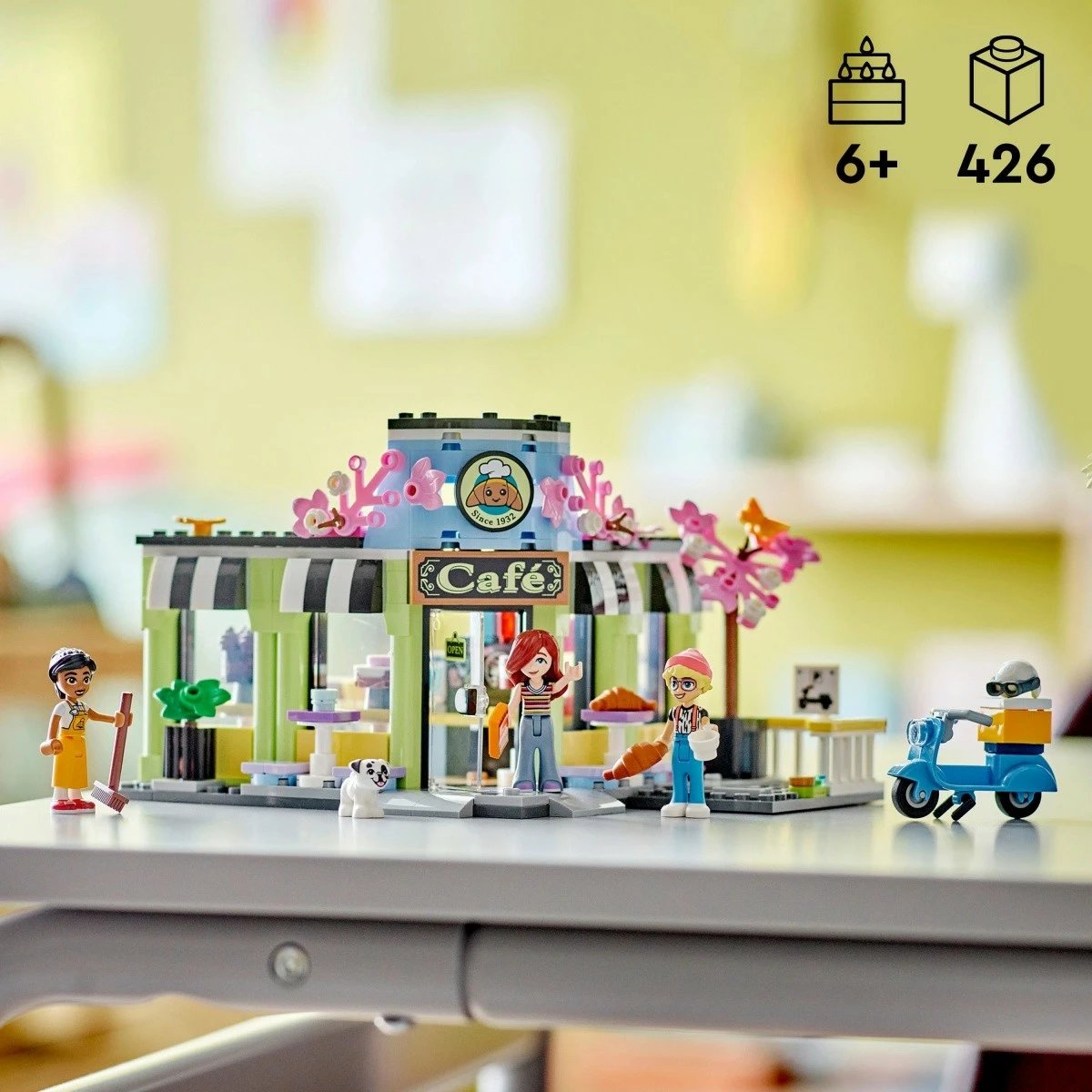 Set LEGO Friends Heartlake Cafe 42618, 426 pjesë, me mini-dollë dhe skuter, plastikë