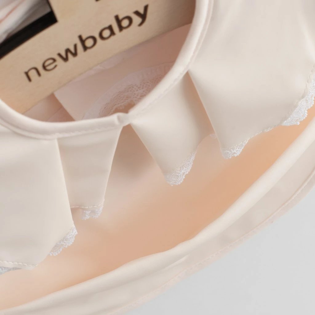 përparëse ushqimi bebe, New Baby, 34x25 cm, 100% poliester, xhep praktik dhe mbyllje me velcro, e larshme, për vajza, bezhë