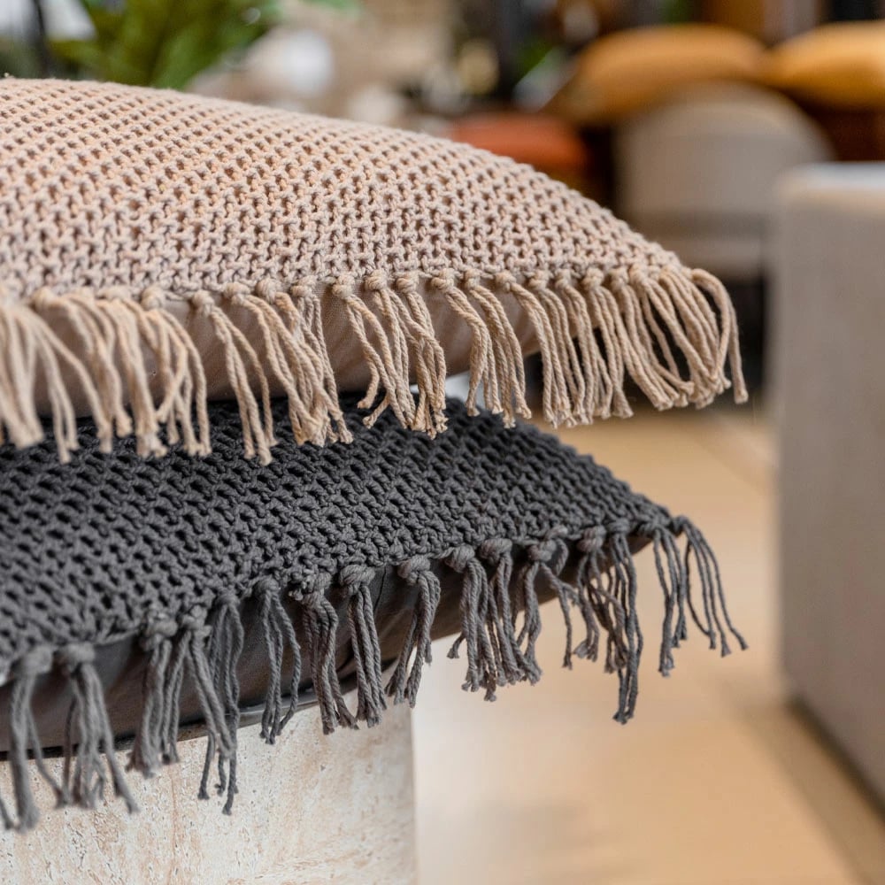 Jastëk dekorativ ARNAV, material tekstili, ngjyrë gri e errët, 45x45cm