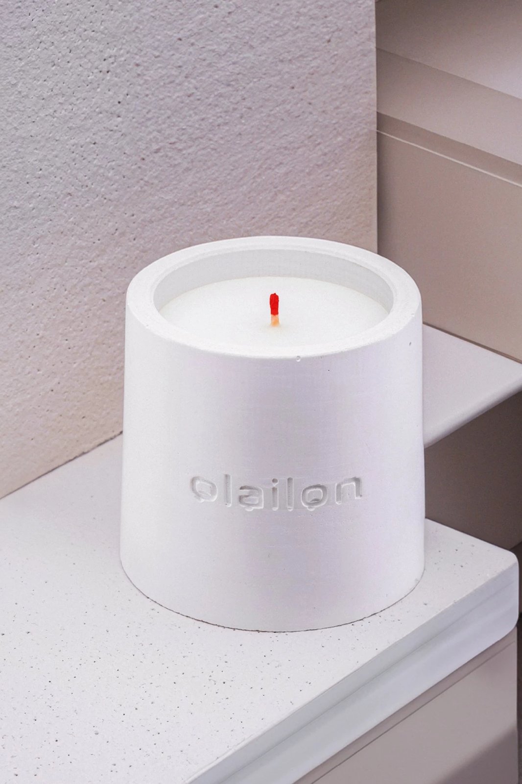 Qiri dekorativ prej betoni, ngjyrë e bardhë, aromë vanilje/rose, Aberto Design, Konik