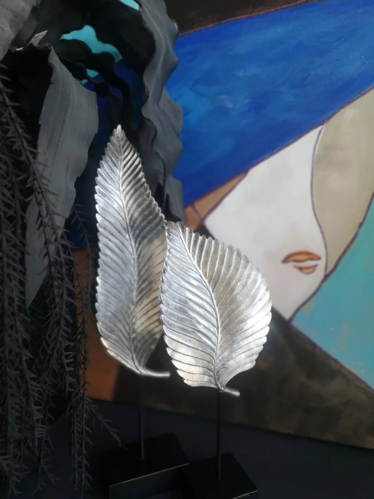 Dekor Totem UMI, polirezine, metal, argjend e zi, 13x9x57cm Dekor Totem UMI, polirezine, metal, argjend e zi, 13x9x57cm