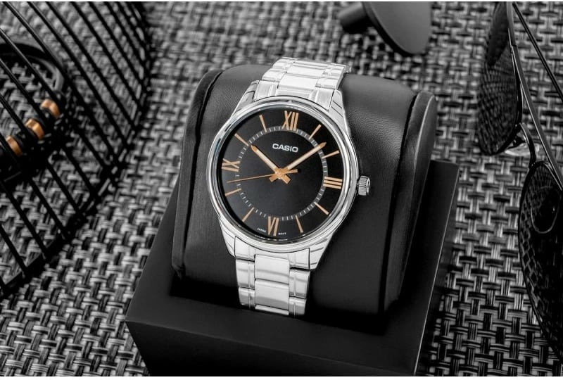 Orë dore për meshkuj CASIO, e zezë