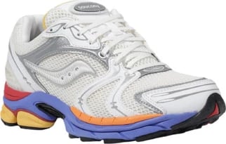 Atlete femra Saucony, të bardha